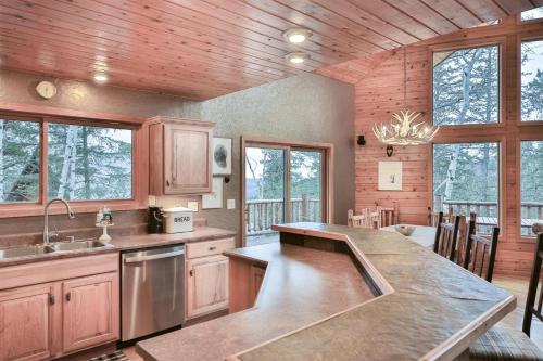 Nhà bếp/bếp nhỏ tại Deep Snow Trail Lodge