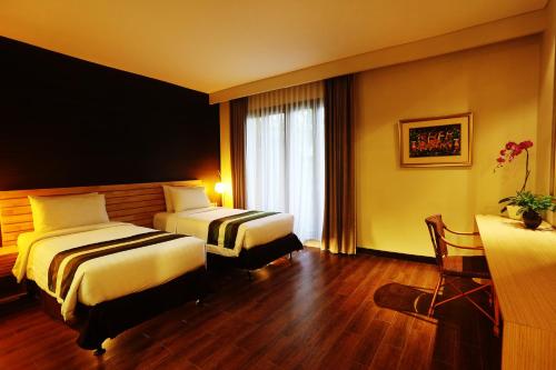 Кровать или кровати в номере Grand Whiz Hotel Nusa Dua Bali