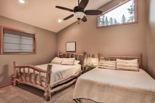 Giường trong phòng chung tại Deep Snow Trail Lodge