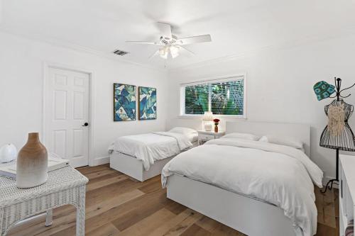 Postel nebo postele na pokoji v ubytování Spacious Beach Apt in Las Olas Blvd