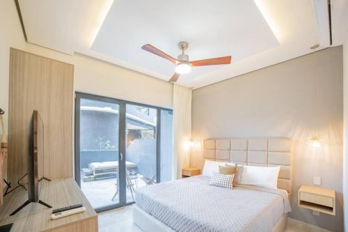 1 dormitorio con 1 cama y ventilador de techo en Casa del Sol Naciente/Tulum, en Tulum