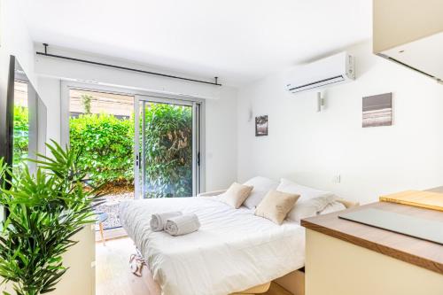 - un salon blanc avec un canapé blanc et une fenêtre dans l'établissement Lavie Maison Nouveau Chartrons, à Bordeaux