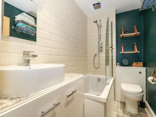 La salle de bains est pourvue d'un lavabo, de toilettes et d'une douche. dans l'établissement Monaloe, à Weymouth