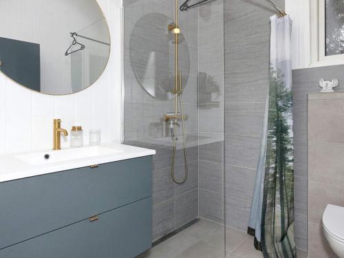 een badkamer met een douche en een wastafel bij Holiday home Aars III in Års