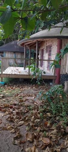 una casa con un portico in legno di fronte di Praia Piscina a Santa Joaquina