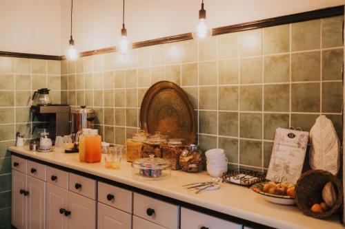 een keuken met een aanrecht met wat eten erop bij Hadens Guesthouse in Nelspruit