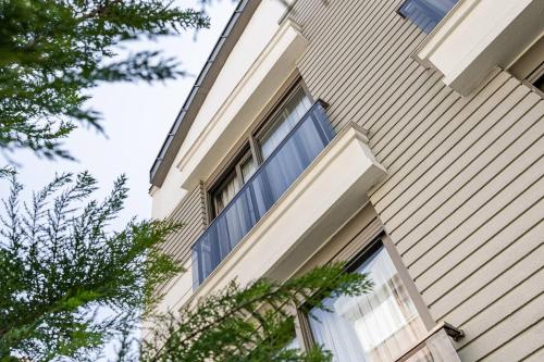 una ventana en el lateral de una casa en Loi Suite, en Antalya