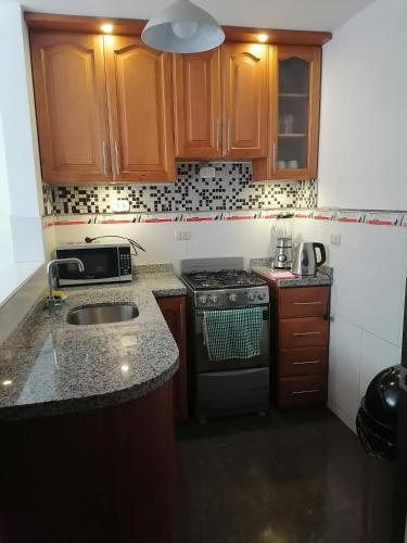 Una cocina o zona de cocina en Hospedaje Las Lilas Surco