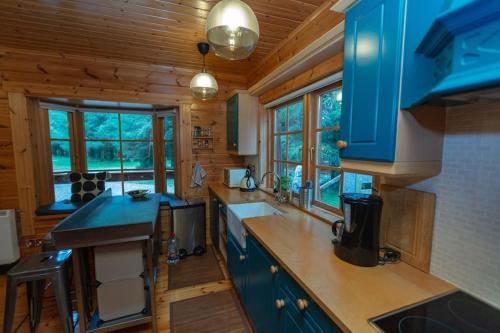 Kuchyň nebo kuchyňský kout v ubytování Large Luxury Log Cabin Getaway