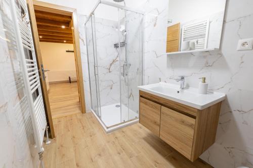 Ένα μπάνιο στο Apartmani Velebit