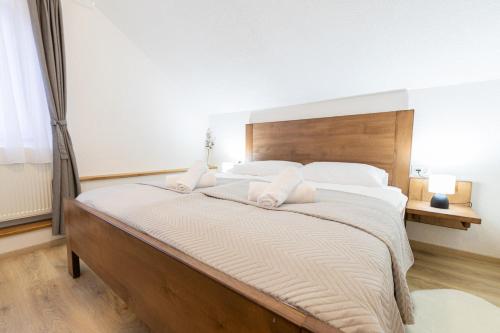 Ένα ή περισσότερα κρεβάτια σε δωμάτιο στο Apartmani Velebit