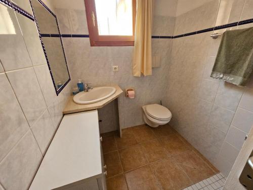 une petite salle de bain avec un lavabo et des toilettes dans l'établissement TAGLIO ROSSO-piscine privée chauffée- proche piscines naturelles du Cavu- Pinarello, à Capo