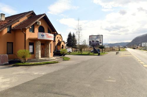 Nespecifikovaný výhled na hory nebo výhled na hory při pohledu z penzionu