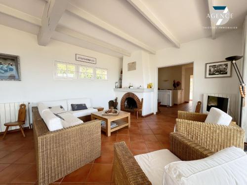 un salon avec des canapés et une cheminée dans l'établissement La Louarde, aux Issambres