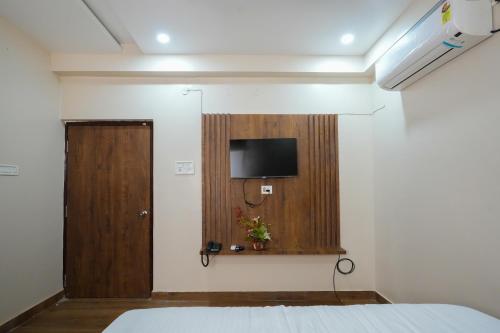 Televízia a/alebo spoločenská miestnosť v ubytovaní Hotel Pavitra