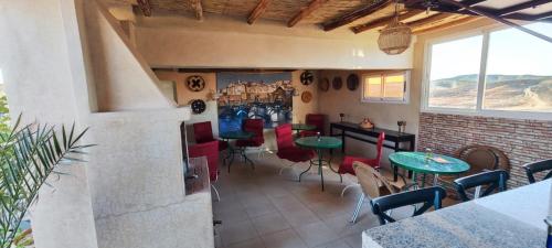 restauracja ze stołami i krzesłami w pokoju w obiekcie Tiki House Marrakech chez Paul w mieście Lalla Takerkoust