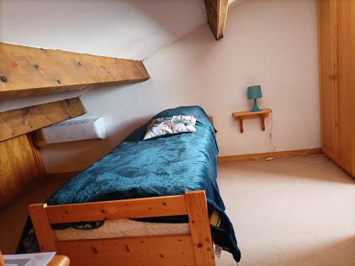 Dormitorio pequeño con litera y escalera en Chez Yamina, en Gruissan