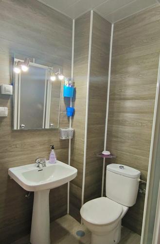 La salle de bains est pourvue de toilettes et d'un lavabo. dans l'établissement Sunny Room in Habitat, à Maspalomas