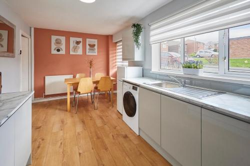 een keuken met een wastafel en een wasmachine bij Host & Stay - Bartlemere House in Barnard Castle