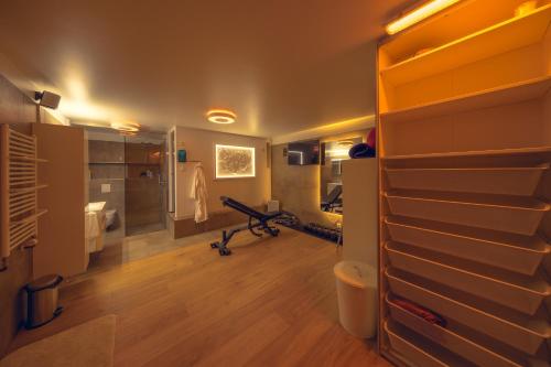 Habitación con baño con lavabo y armario. en Smart Luxury - Private Gym, Hot Tub & Sauna en Keflavík