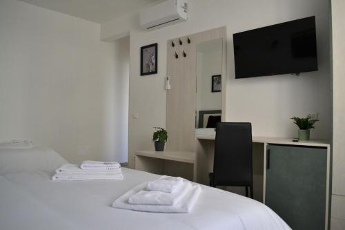 une chambre d'hôtel avec un lit et des serviettes. dans l'établissement Dion Guest House, à Florence