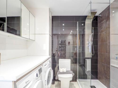 A bathroom at Marina Duplex by Hello Homes Sitges