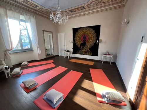 una habitación con un montón de esterillas rojas en el suelo en B&B Villa degli Aceri, en Carcare