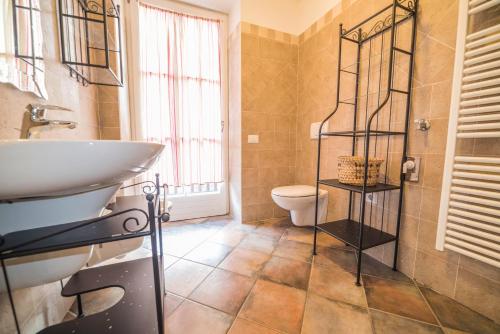 een badkamer met een wastafel en een toilet bij Casa Celeste Ledro in Ledro