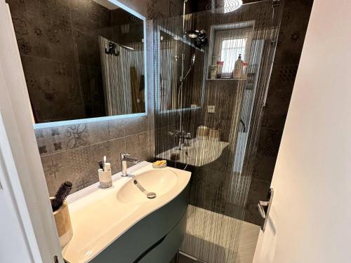 Koupelna v ubytování Appartement rénové avec balcon sud, centre Villard-de-Lans - FR-1-515-187