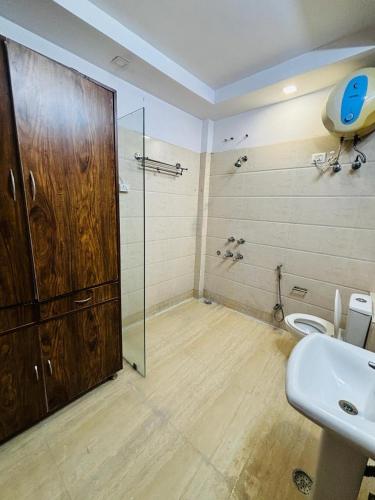y baño con ducha, aseo y lavamanos. en Hotel Satwah Home Stay, en Nueva Delhi