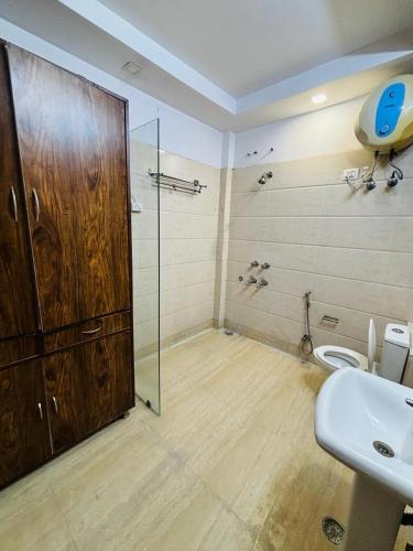 a bathroom with a shower and a toilet and a sink at Hotel Satwah Home Stay in New Delhi