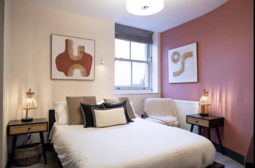 Un dormitorio con una gran cama blanca y una ventana en Bright and Spacious - 2 Bed Flat w/ Jacuzzi, en Crystal Palace