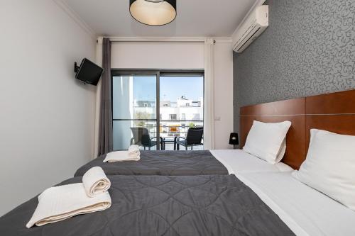 una camera da letto con un letto grande con una grande finestra di Villa Conchas by Algarvemanta a Manta Rota