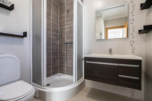 un bagno con doccia, WC e lavandino di Villa Conchas by Algarvemanta a Manta Rota