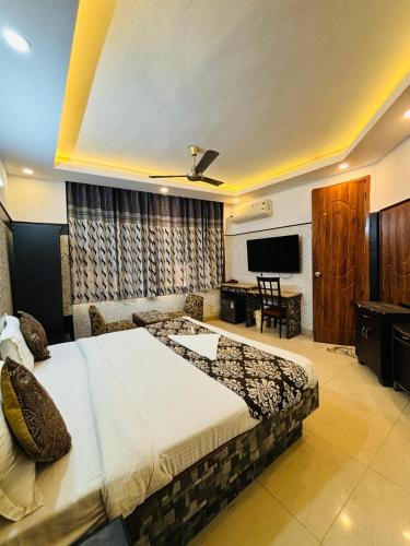 um quarto com uma cama grande e uma secretária em Hotel Satwah Home Stay em Nova Deli