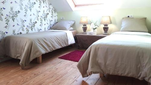 una camera con due letti e una finestra con fiori di Mostarlic Vegan and Gluten free B&B a Bouconville