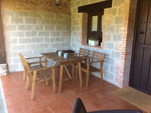 利亞內斯的住宿－Casa Lula 3 Pendueles LLanes，天井上的木桌和椅子