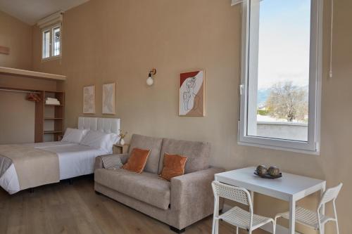 um quarto com uma cama, um sofá e uma mesa em Apartamentos Cuerda Larga em Madri