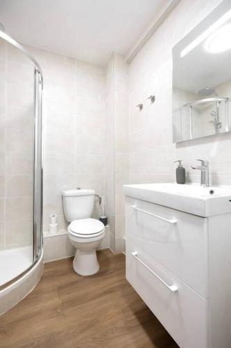 une salle de bain blanche avec des toilettes et un lavabo dans l'établissement L'Amarante, T1 avec Terrasse, Beaux Arts, à Montpellier