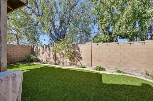 Taman di luar Renovated Yuma Home with Community Pool!