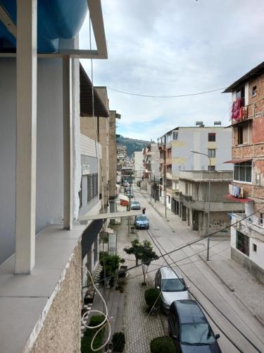 balkon z widokiem na ulicę miejską w obiekcie Vangert Apartment w mieście Berat