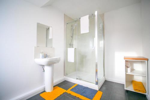 a bathroom with a shower and a sink at Telford St 4 Bedroom House Inverness in Inverness