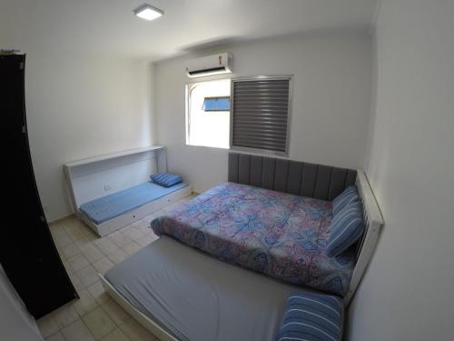 - une petite chambre avec un lit et une fenêtre dans l'établissement A melhor localização da PG. Com ar cond.!, à Praia Grande
