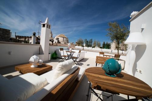 a balcony with chairs and tables on a roof at Vecchia Mottola Private Suite & Spa in Mottola