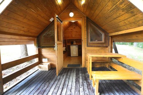 - Vistas interiores a una cabaña de madera con puerta en Kempingas "Obuolių sala" en Molėtai
