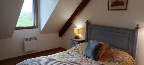 - une chambre avec un lit doté d'une grande tête de lit et d'une fenêtre dans l'établissement Keranmeriet B near Pont Aven, Concarneau, beaches 15km, à Melgven