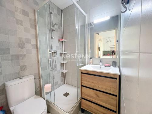 une salle de bain avec une douche, des toilettes et un lavabo dans l'établissement 3274-T2 à 500m de la plage, à Argelès-sur-Mer