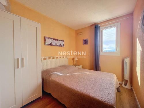 une chambre avec un lit et une fenêtre dans l'établissement 3274-T2 à 500m de la plage, à Argelès-sur-Mer