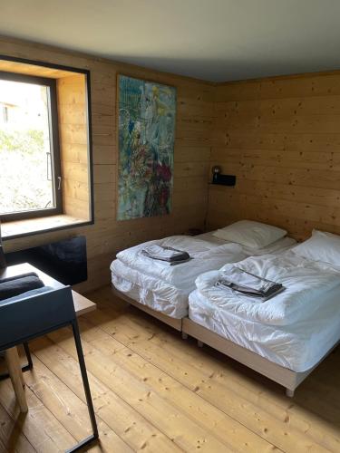 1 dormitorio con 2 camas y ventana en Ferme des deux Frères, Autrans, Vercors en Autrans