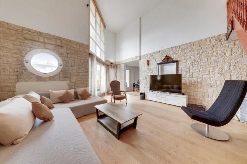 Duplex apartment with parking